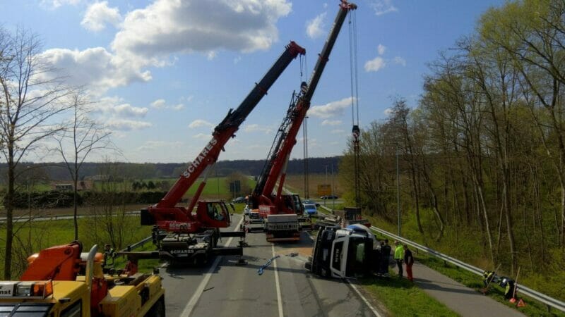 Kleve: Fahrmischer Umgekippt - B9 über Stunden Gesperrt ...