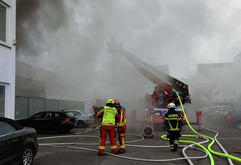 Düren: Vollalarm Für Die Feuerwehr Nach Brand In Einer Lackiererei ...