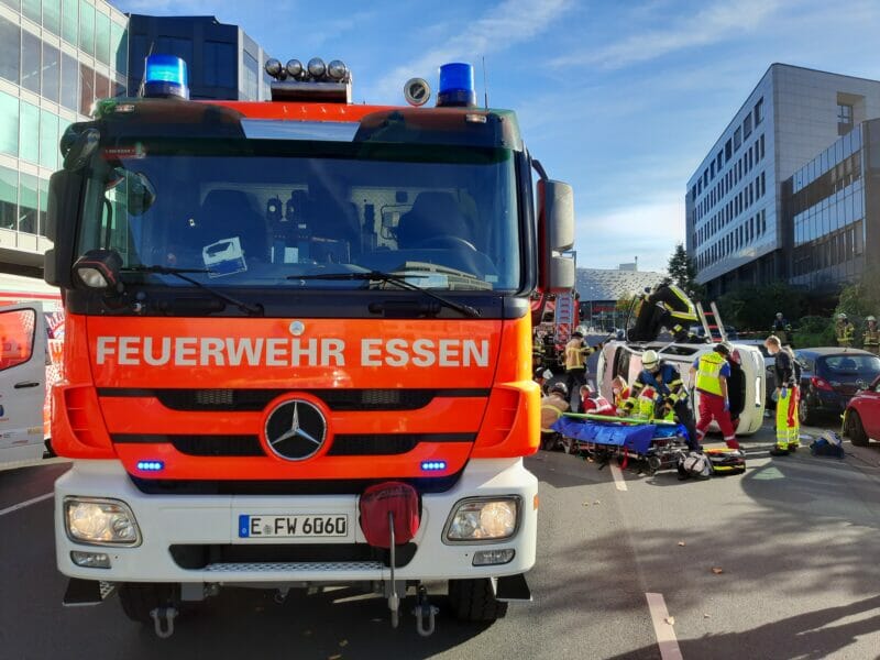 Essen: Pkw Prallt In Geparkte Fahrzeuge Und Kommt Auf Der Fahrerseite ...