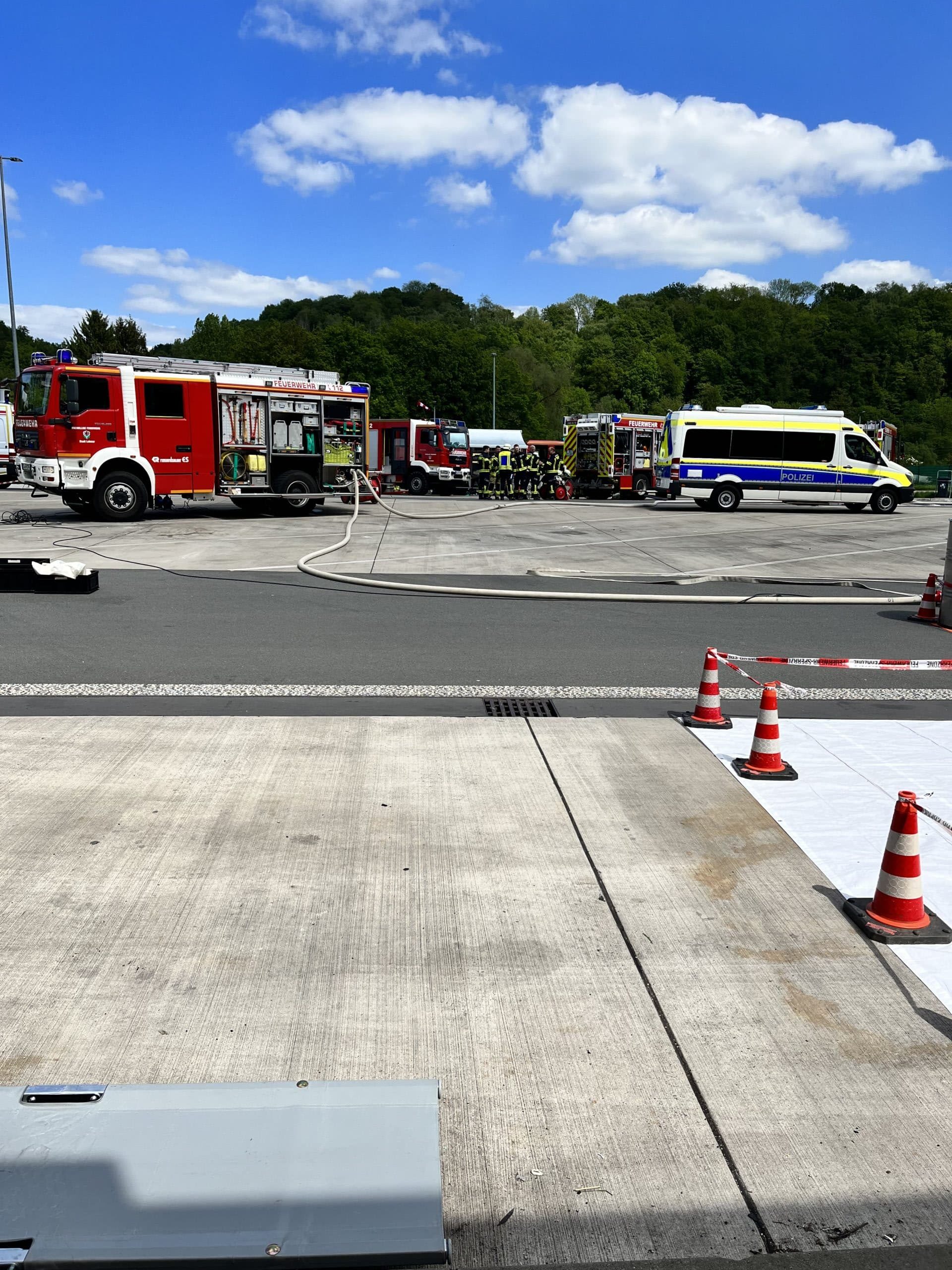 Lohmar: Austretendes Gefahrgut Sorgt Für Großeinsatz Der Feuerwehr ...