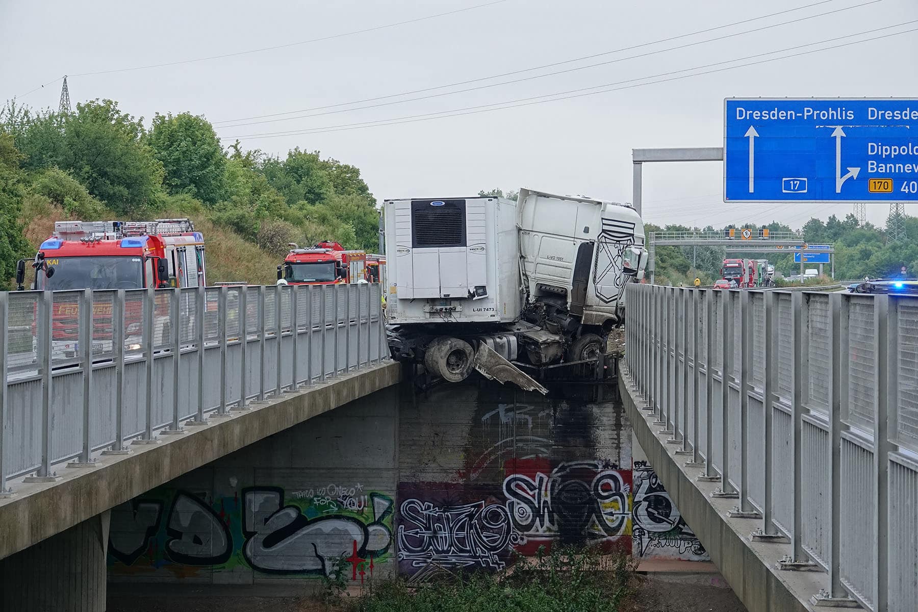 Dresden: Verkehrsunfall Mit PKW Und LKW Verunfallt Auf Bundesautobahn ...